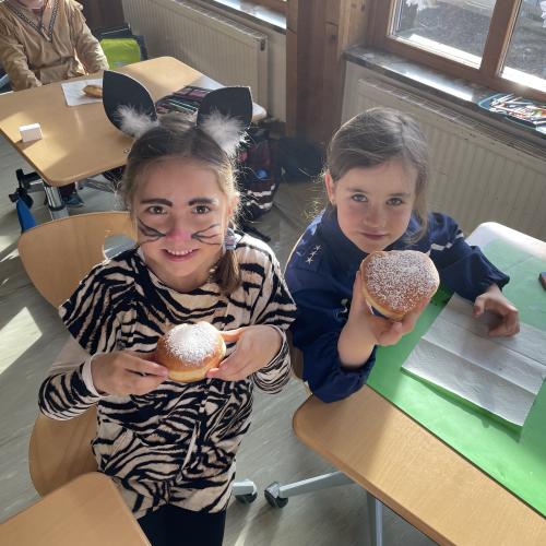 Erstklässler beim Krapfenessen