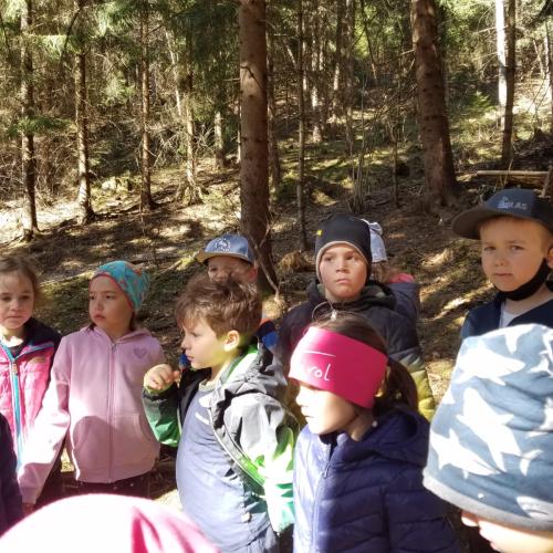 Kinder beim Zuhören