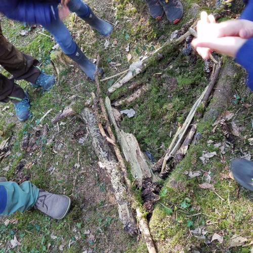 Beim Bauen mit Stöcken