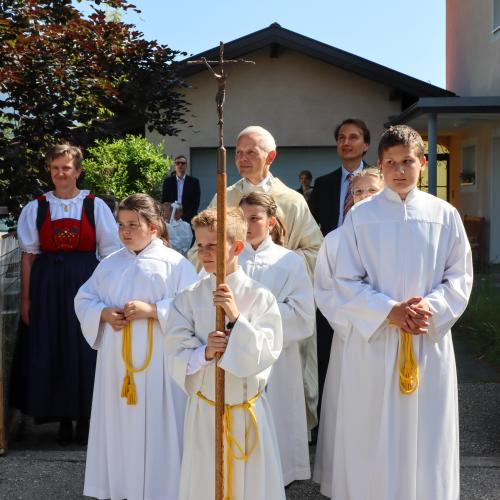 Pfarrer und Ministranten