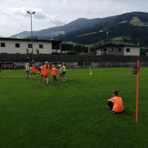 Die Schüler*innen der dritten und vierten Klassen traten bei verschiedenen Ballspielen gegeneinander an.