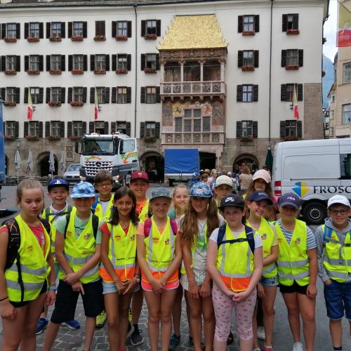 Gruppenfoto unterm goldenen Dachl