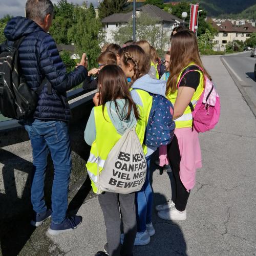 Wir hören gespannt zu