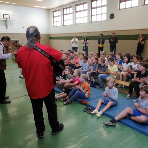 Die Kinder lernen ein wenig Spanisch