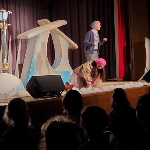 Gerda und Kai bauen einen Schneemann