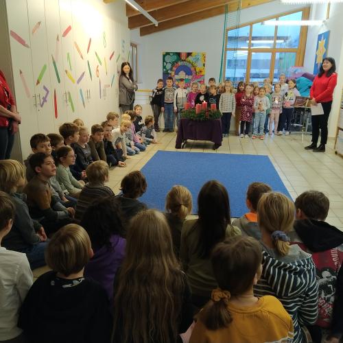 Ein kleines Publikum lauscht den Darbietungen