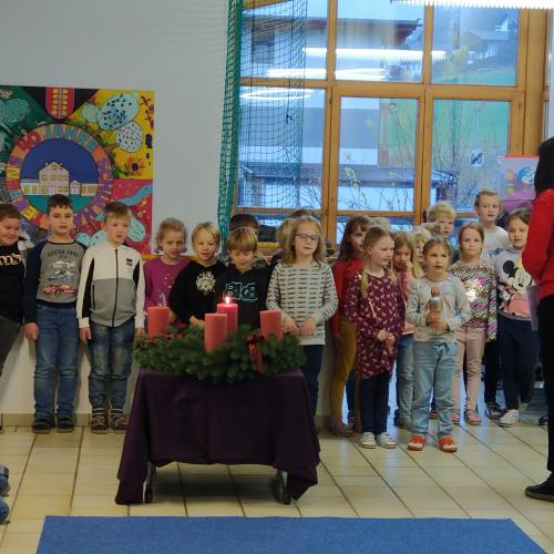 Konzentriert tragen die Kinder Lieder und Gedichte vor