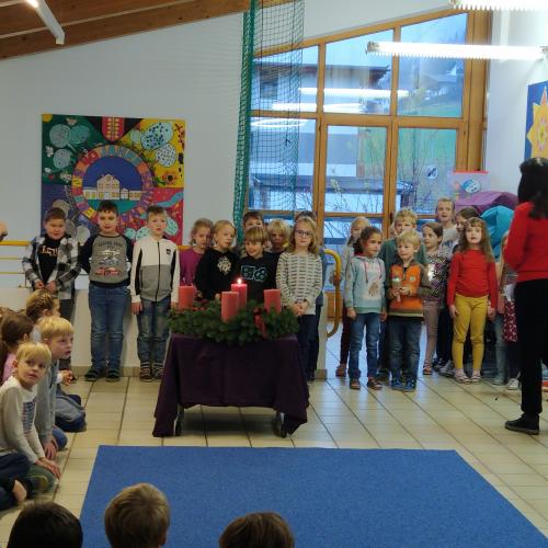 Endlich - die Kinder der ersten Klasse beim ersten Auftritt
