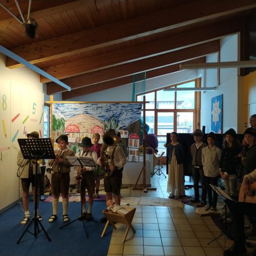 Kinder spielen Instrumente