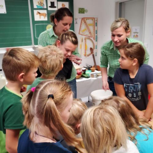 Es herrscht reges Interesse rund um die beiden Ortsbäuerinnen