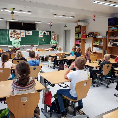 Besuch der Ortsbäuerinnen in der 2. Klasse