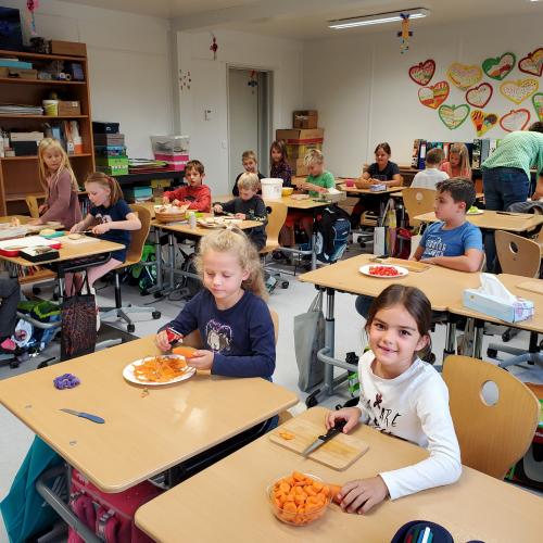 Gemeinsam wird nun eine gesunde Jause zubereitet - jeder hat was zu tun