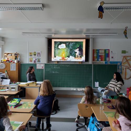 Die Maus macht Pläne für ihren Flug zum Mond
