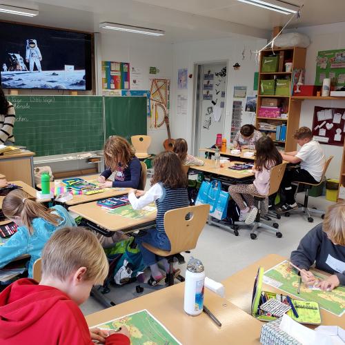 Eine Rakete wird gebastelt