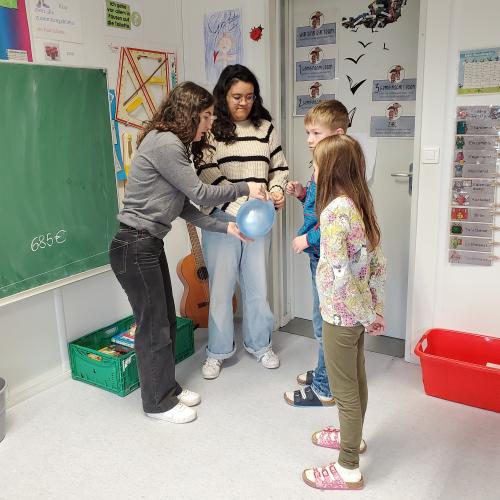 Flugversuch mit Ballonantrieb