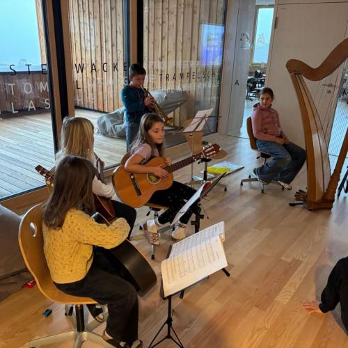 Kinder mit Instrumenten