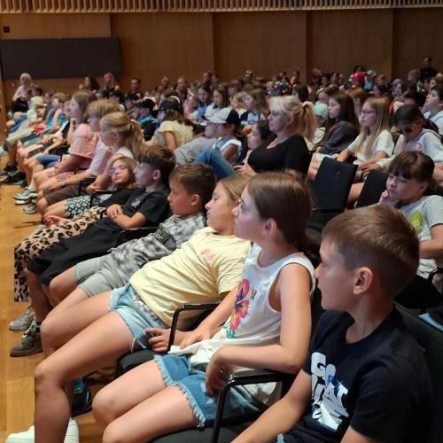 Kinder im Saal