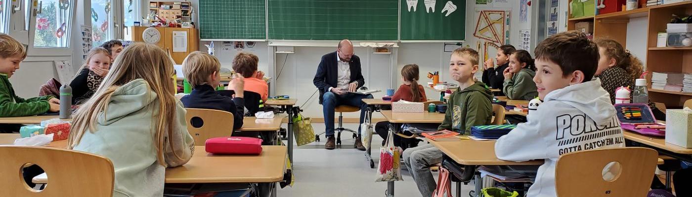 Österreichischer Vorlesetag, 28.03.2025 - Bürgermeister Gartlacher zu Gast in der dritten Klasse