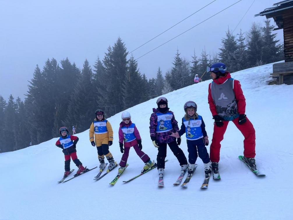 Gruppe, die ohne Stöcke fuhr.