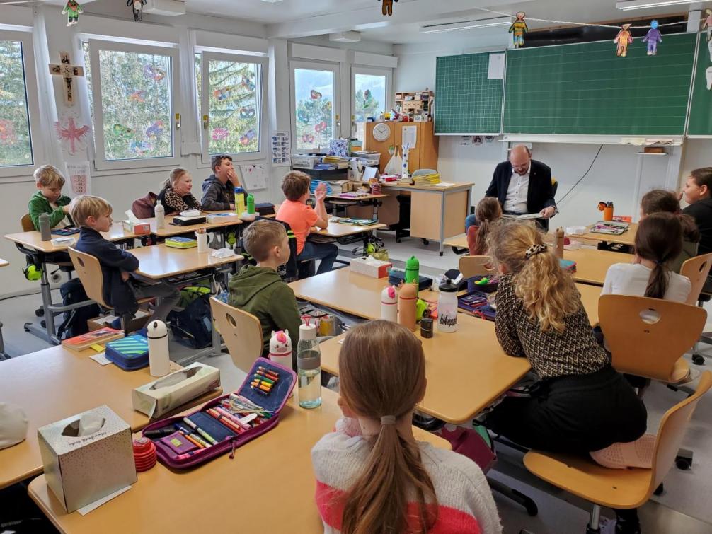 Alle lauschen gespannt, wenn der Bürgermeister vorliest.