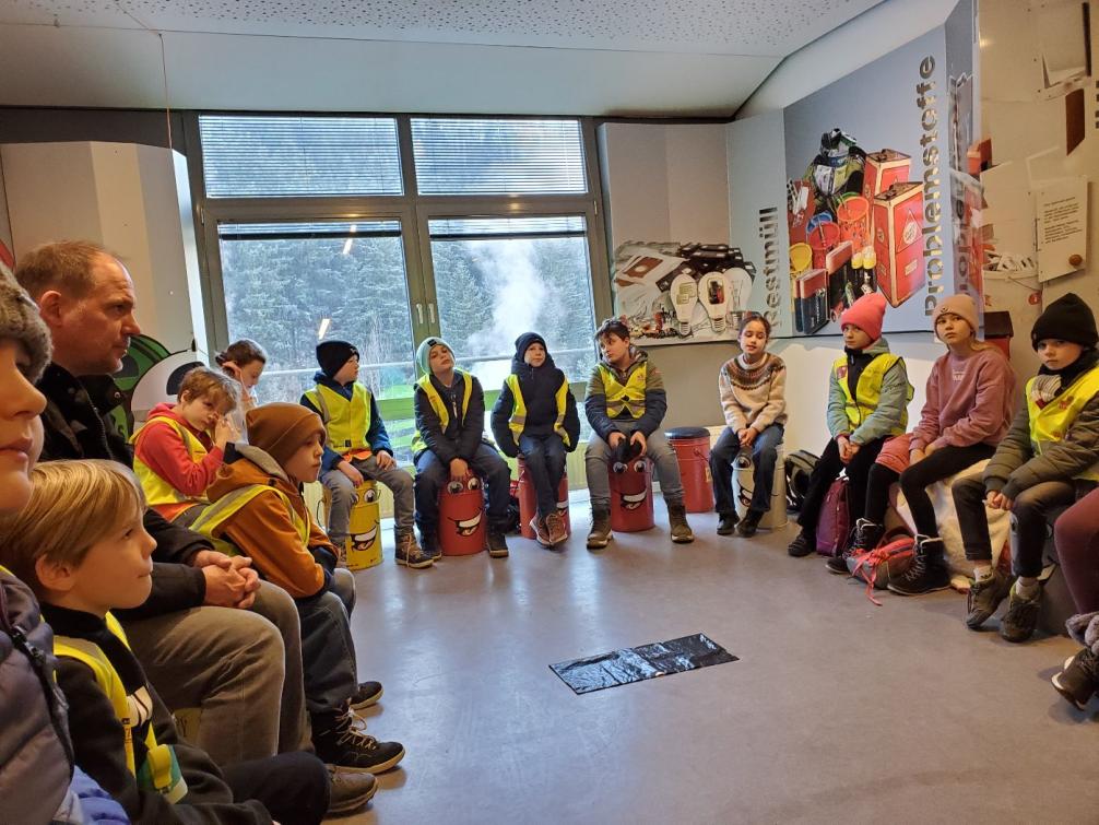 Theorie auf recycelten Mülleimern