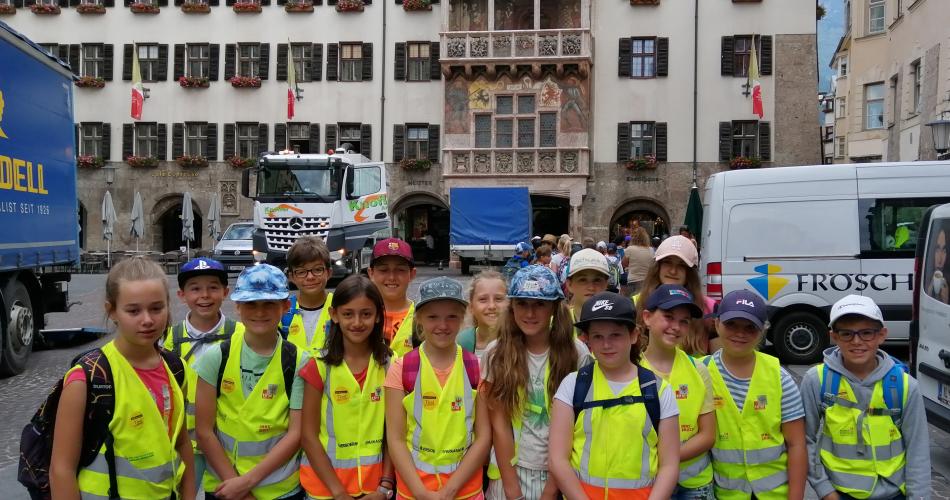 Gruppenfoto unterm goldenen Dachl