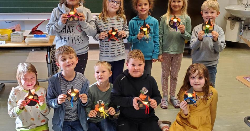 Die stolzen Bastler präsentieren ihre Hexe