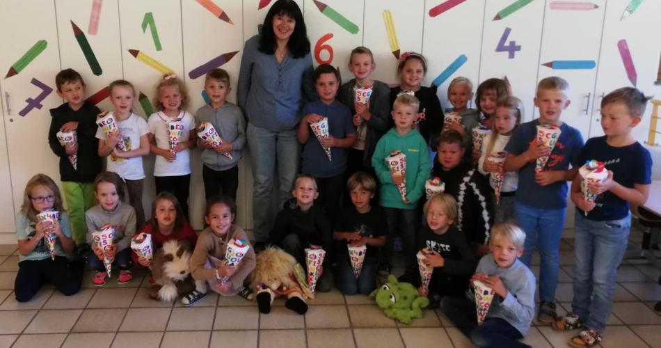 Die stolzen Schulanfänger mit ihren Schultüten