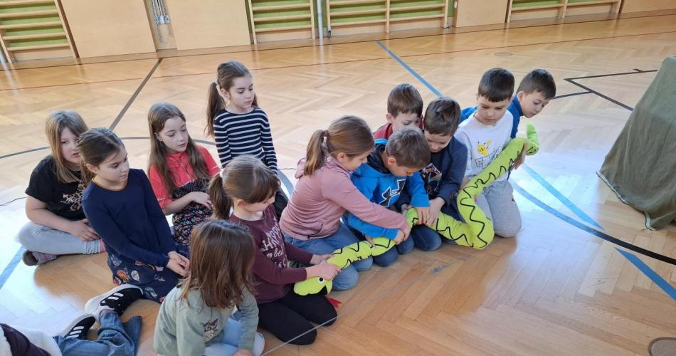 Kinder mit Stoffschlange