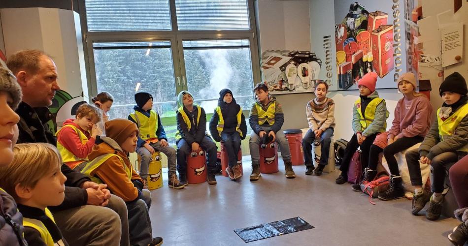 Theorie auf recycelten Mülleimern